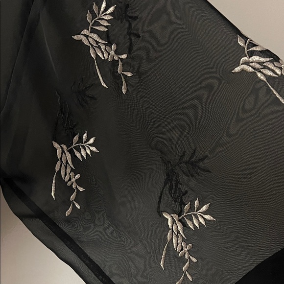 Vintage style La Vie En Rose Elegant Black Robe with Embroidery - Picture 2 of 4